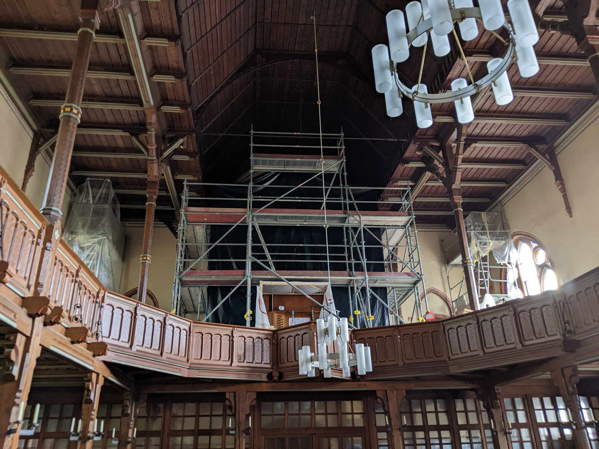 Eingerüstete Orgel mit Schutzfolile