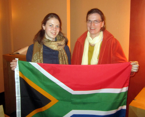 Zwei Mitglieder der Delegation mit südafrikanischer Flaggge