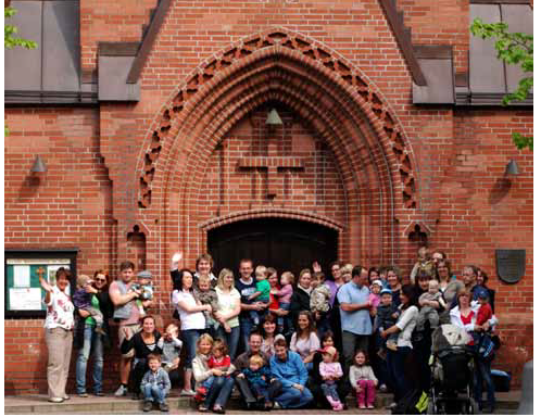 Krippenkinder vor der Kirche