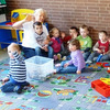 Kinderguppe auf einem Spielteppich